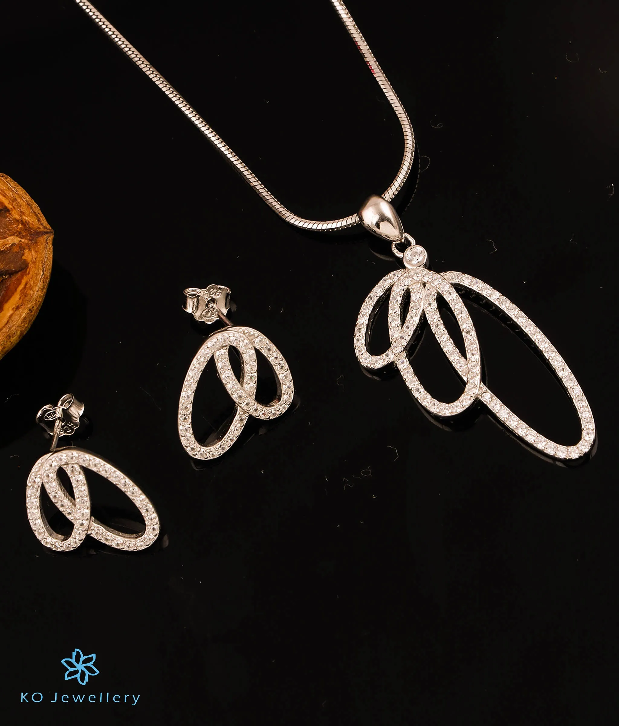 The Sparkling Orbit Silver Pendant Set